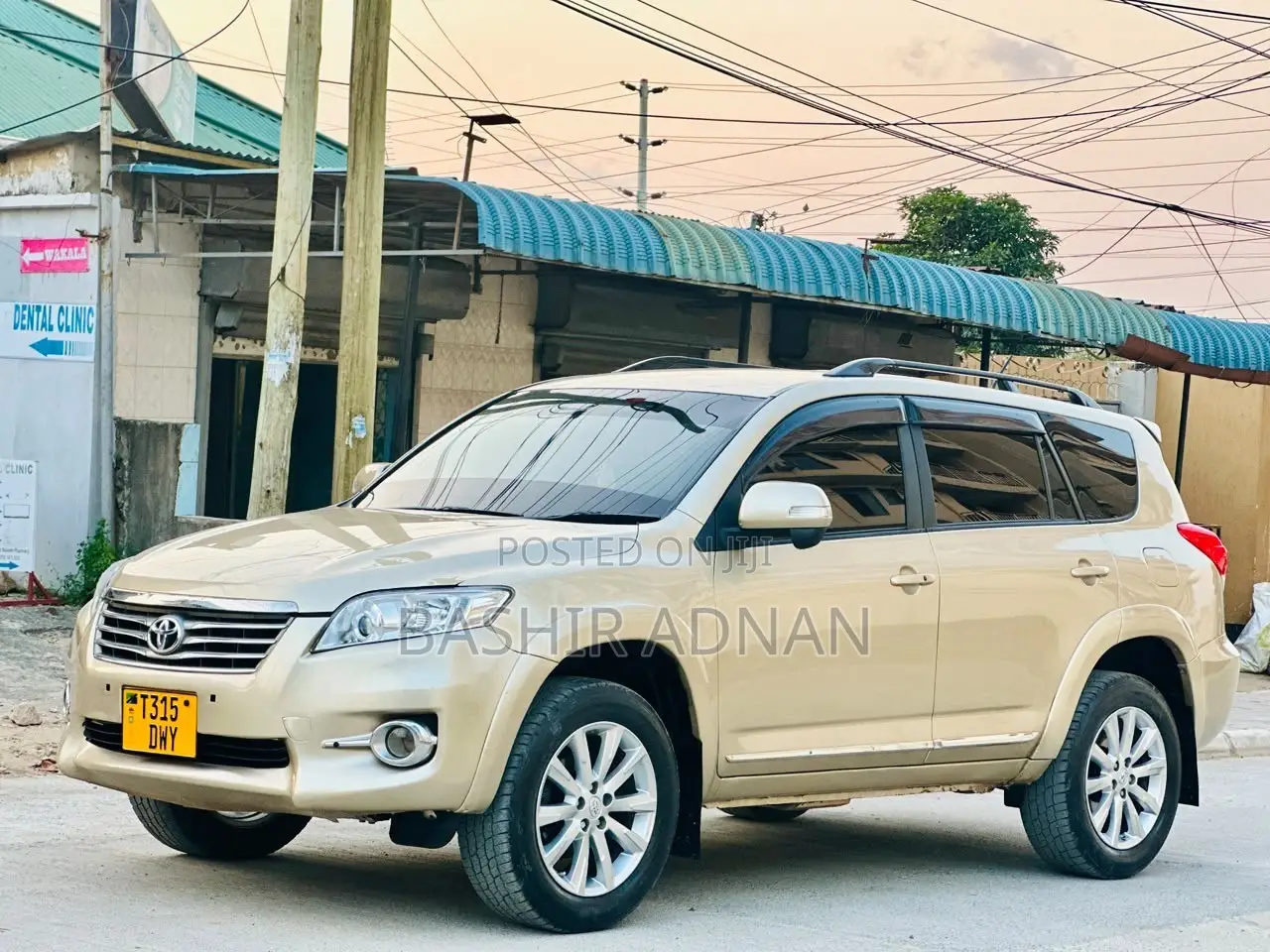 Toyota Vanguard 2010 Gold