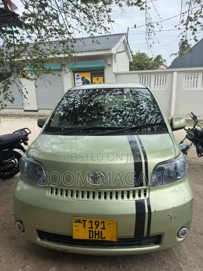 Toyota Porte 2004 Green