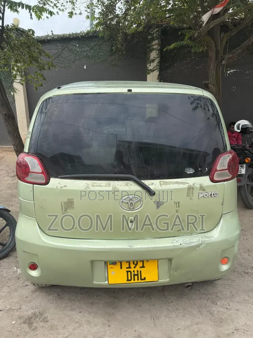 Toyota Porte 2004 Green