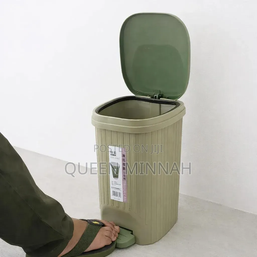 Plastic Step-on Trash