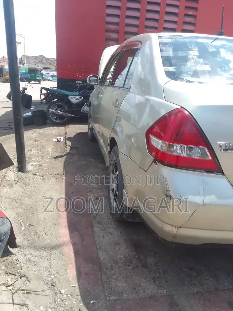 Nissan Tiida 2005 Silver