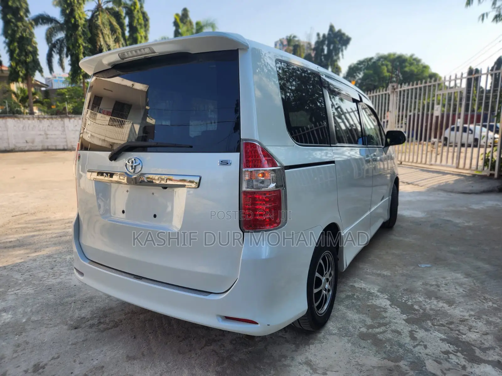 Toyota Noah 2.0 143hp FWD (7 Seater) 2009 White