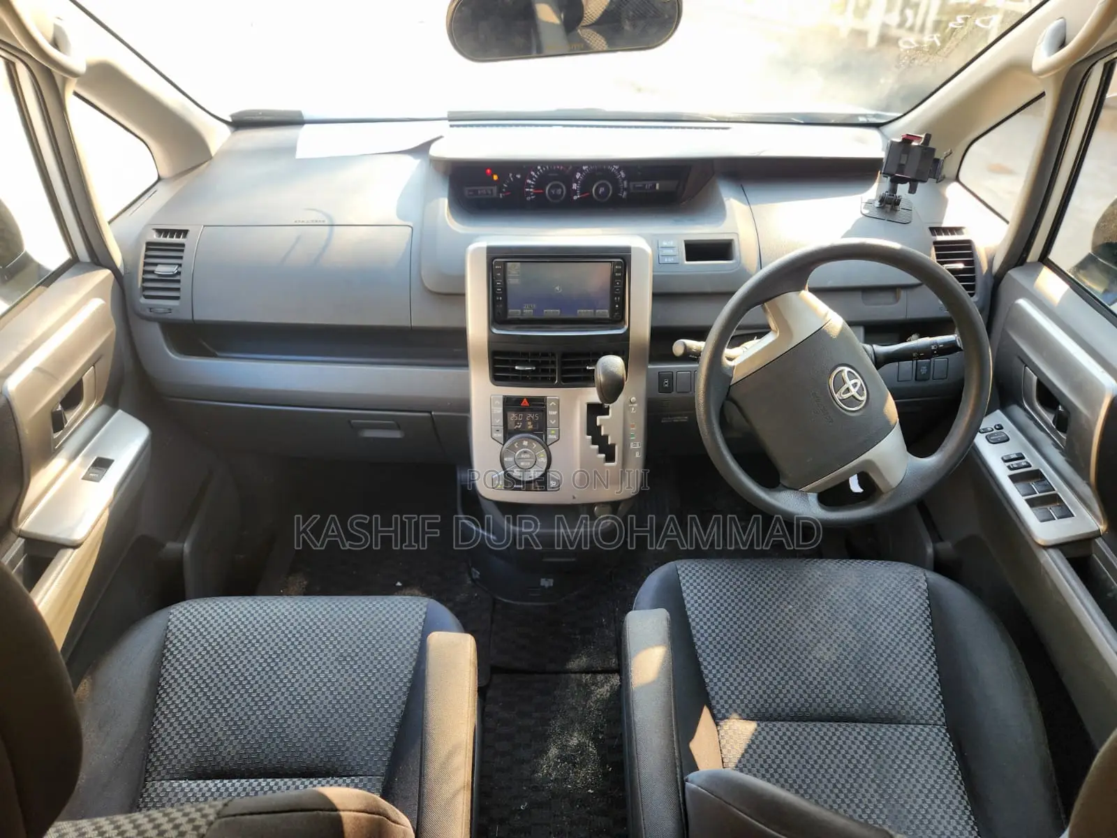 Toyota Noah 2.0 143hp FWD (7 Seater) 2009 White