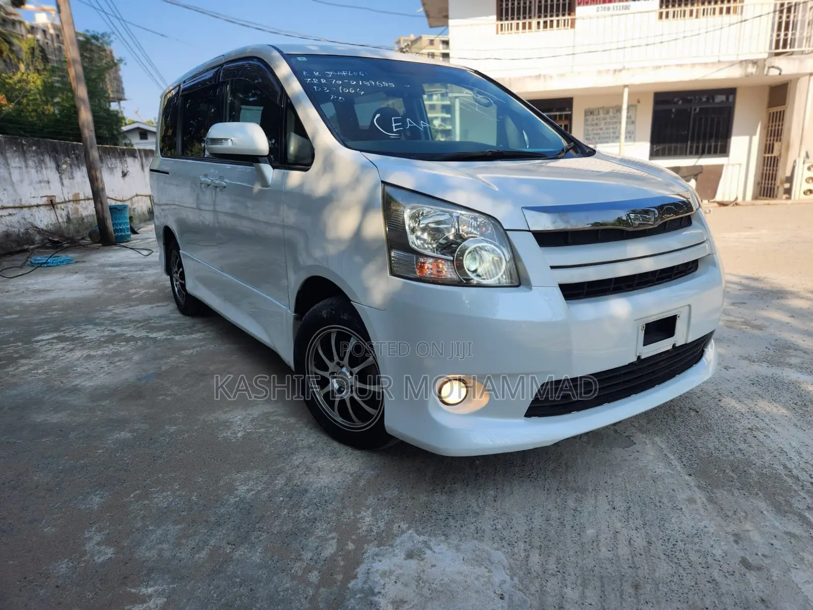 Toyota Noah 2.0 143hp FWD (7 Seater) 2009 White