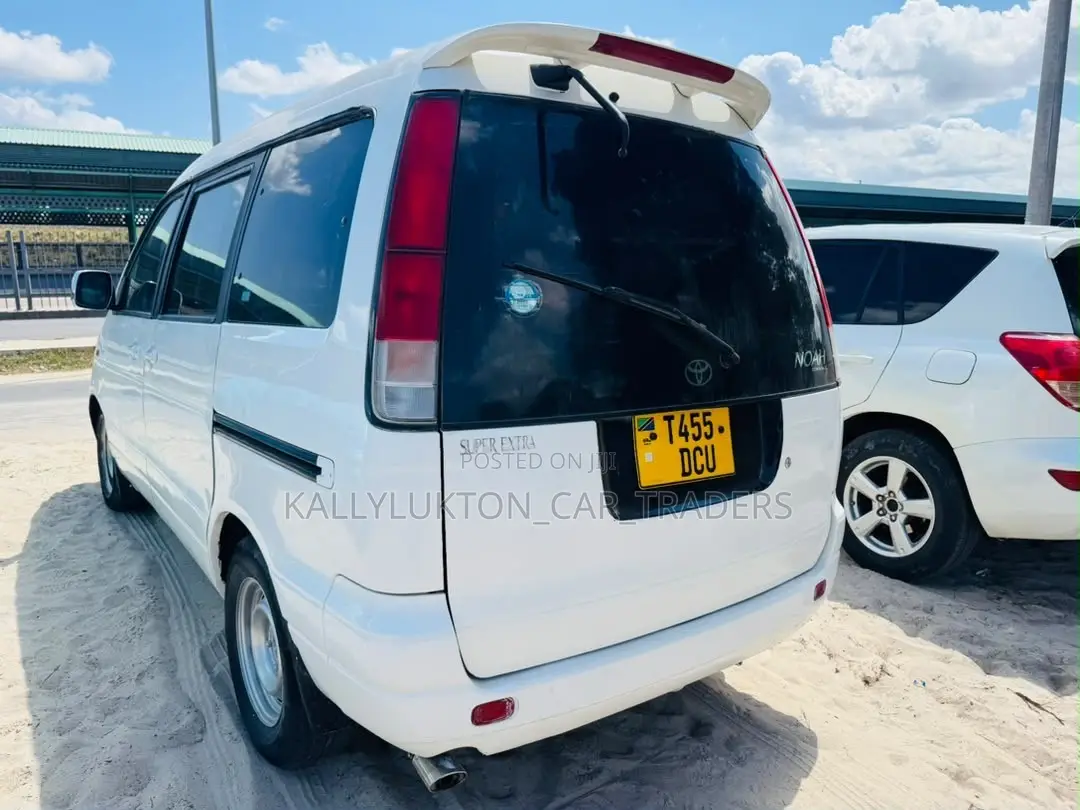 Toyota LiteAce Noah 2000 White