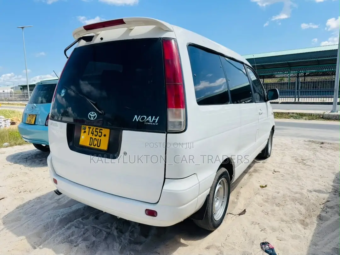 Toyota LiteAce Noah 2000 White