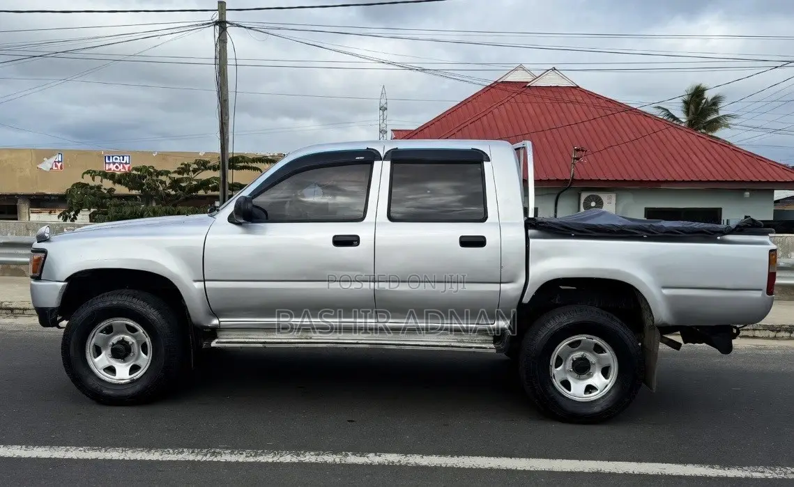 Toyota Hilux 1999 Silver