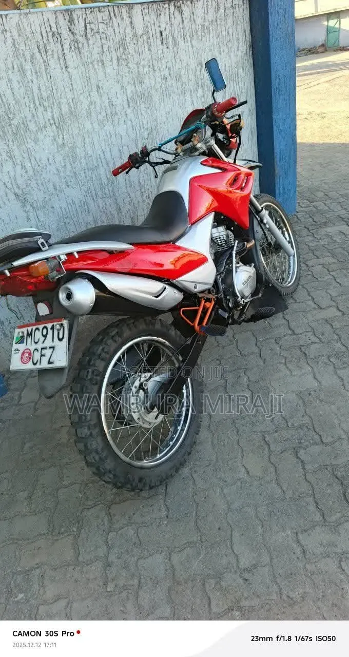 Honda CB 2025 Silver