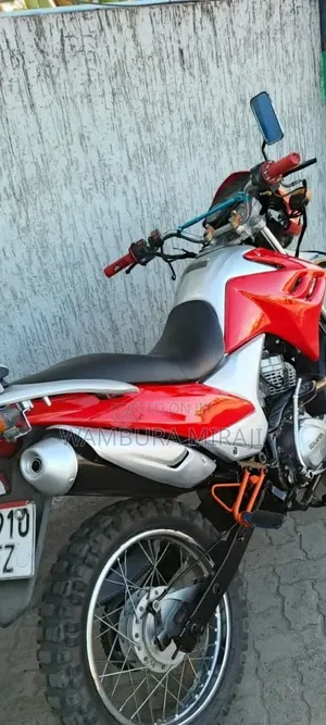 Honda CB 2025 Silver