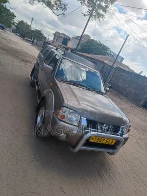 Nissan Hardbody 2400i Double Cab 4x4 2005 Gray
