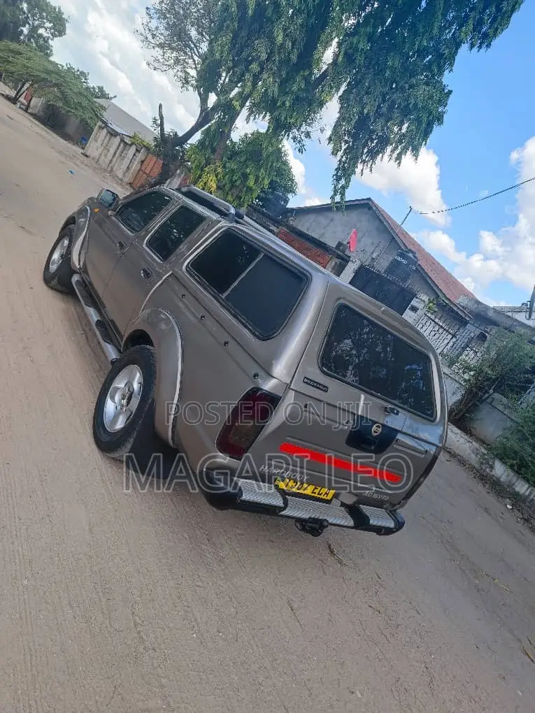 Nissan Hardbody 2400i Double Cab 4x4 2005 Gray