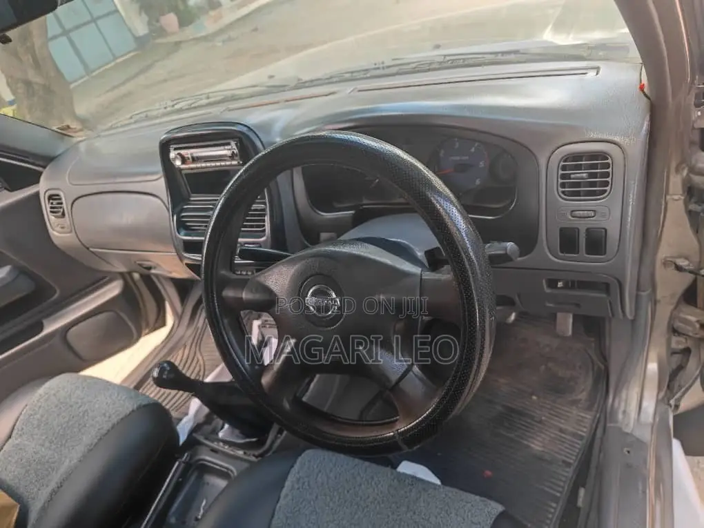 Nissan Hardbody 2400i Double Cab 4x4 2005 Gray
