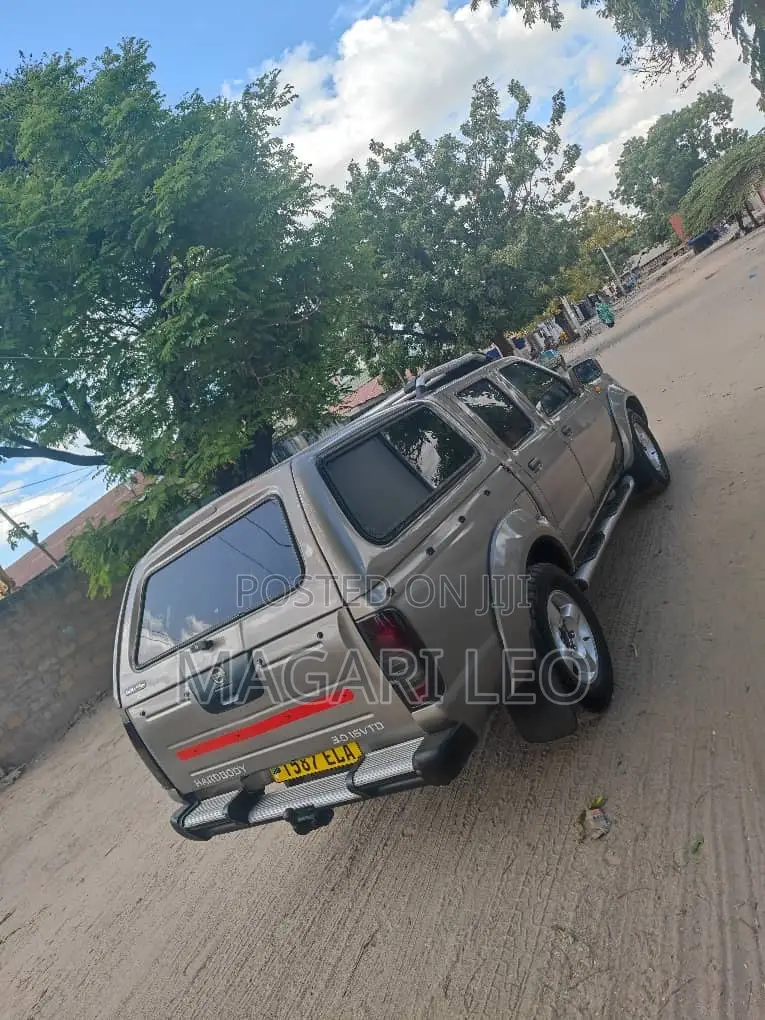 Nissan Hardbody 2400i Double Cab 4x4 2005 Gray