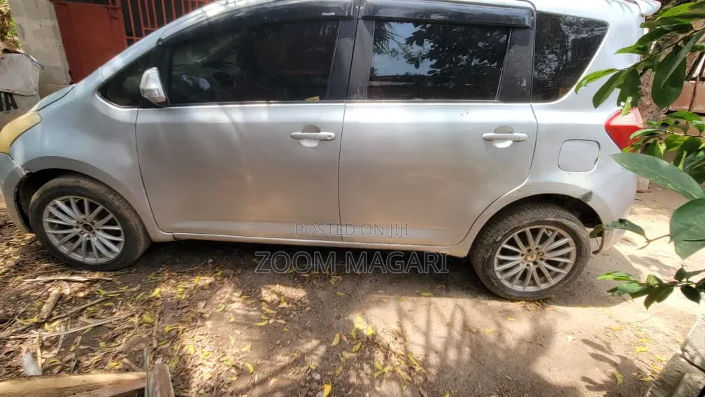 Toyota Ractis 2006 Silver