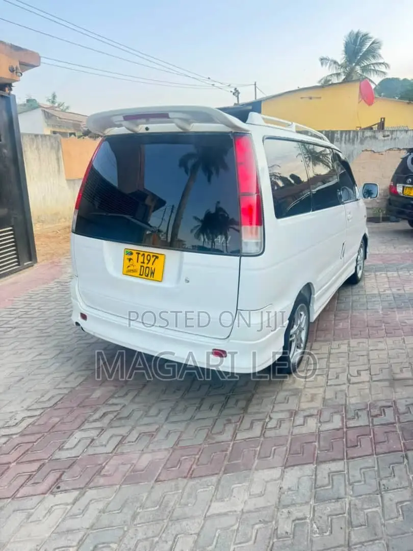 Toyota Noah 2.0 FWD (8 Seater) 2001 White