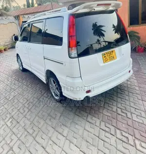 Toyota Noah 2.0 FWD (8 Seater) 2001 White