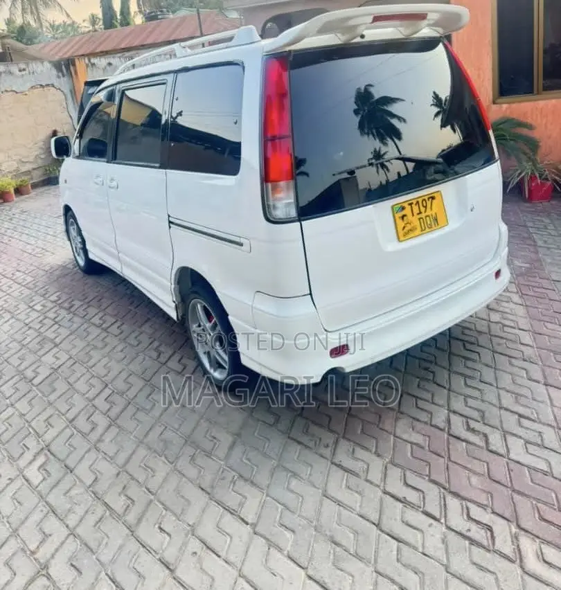 Toyota Noah 2.0 FWD (8 Seater) 2001 White
