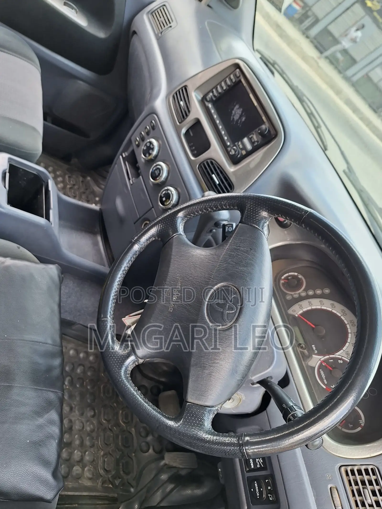 Toyota Noah 2.0 AWD (8 Seater) 2001 Silver