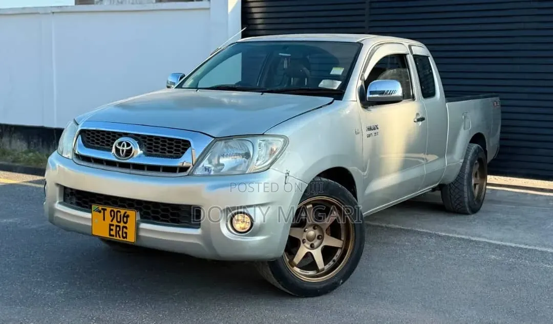 Toyota Hilux 2011 Black