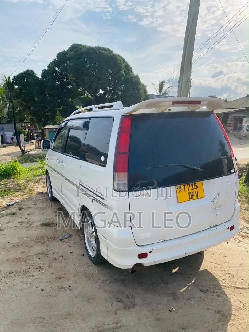 Toyota Noah 2.0 FWD (8 Seater) 2001 White