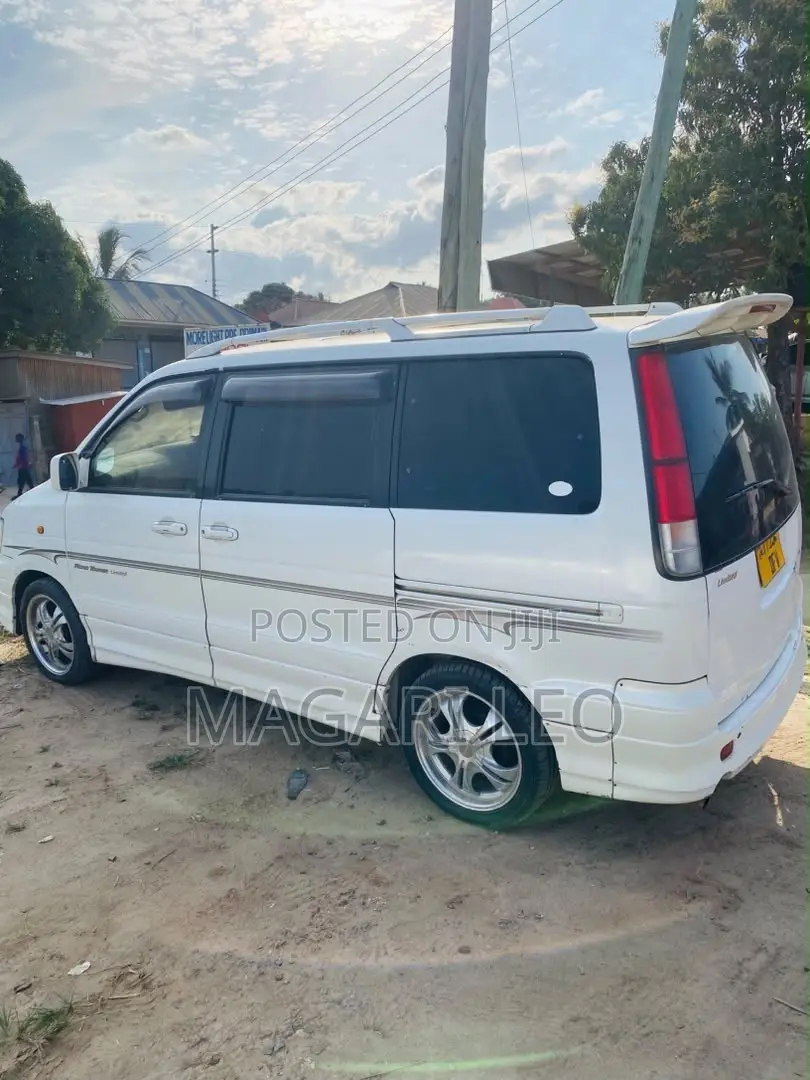 Toyota Noah 2.0 FWD (8 Seater) 2001 White