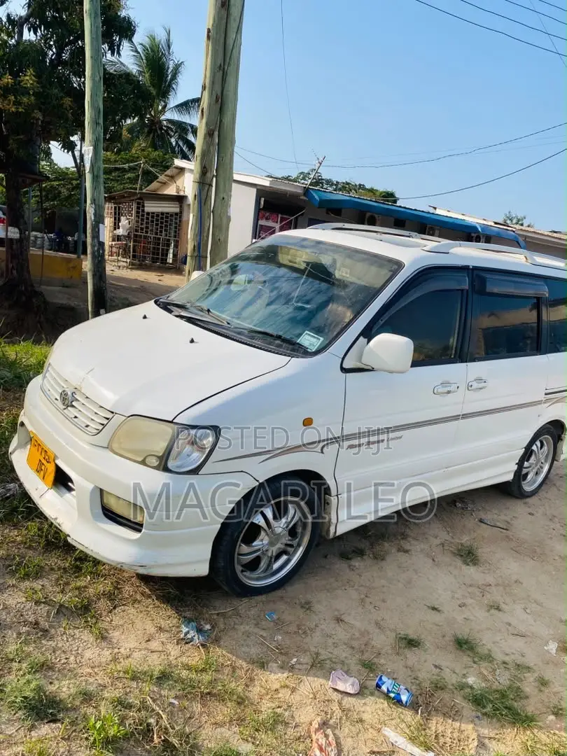 Toyota Noah 2.0 FWD (8 Seater) 2001 White