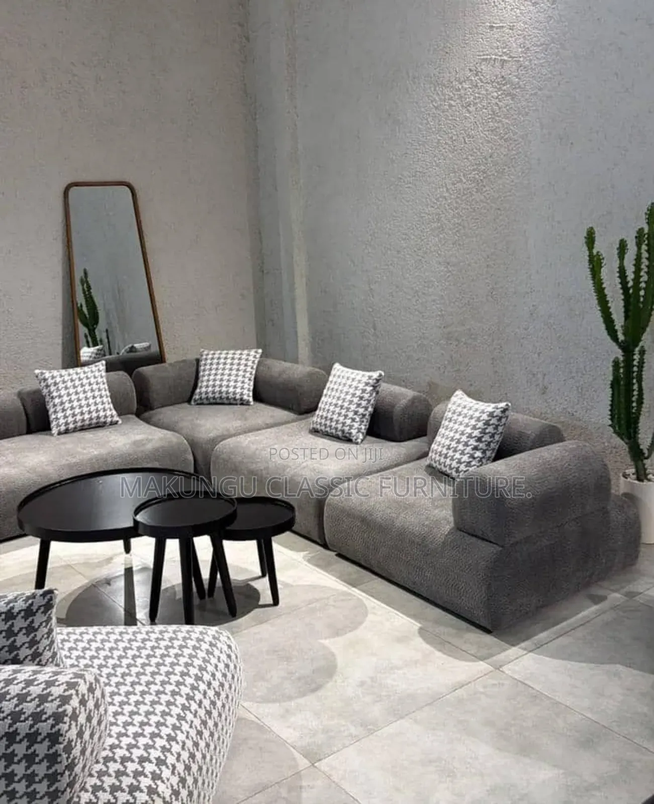 L Shaped Sofa La Watu Watano Na Moja Ya Kujitegemea