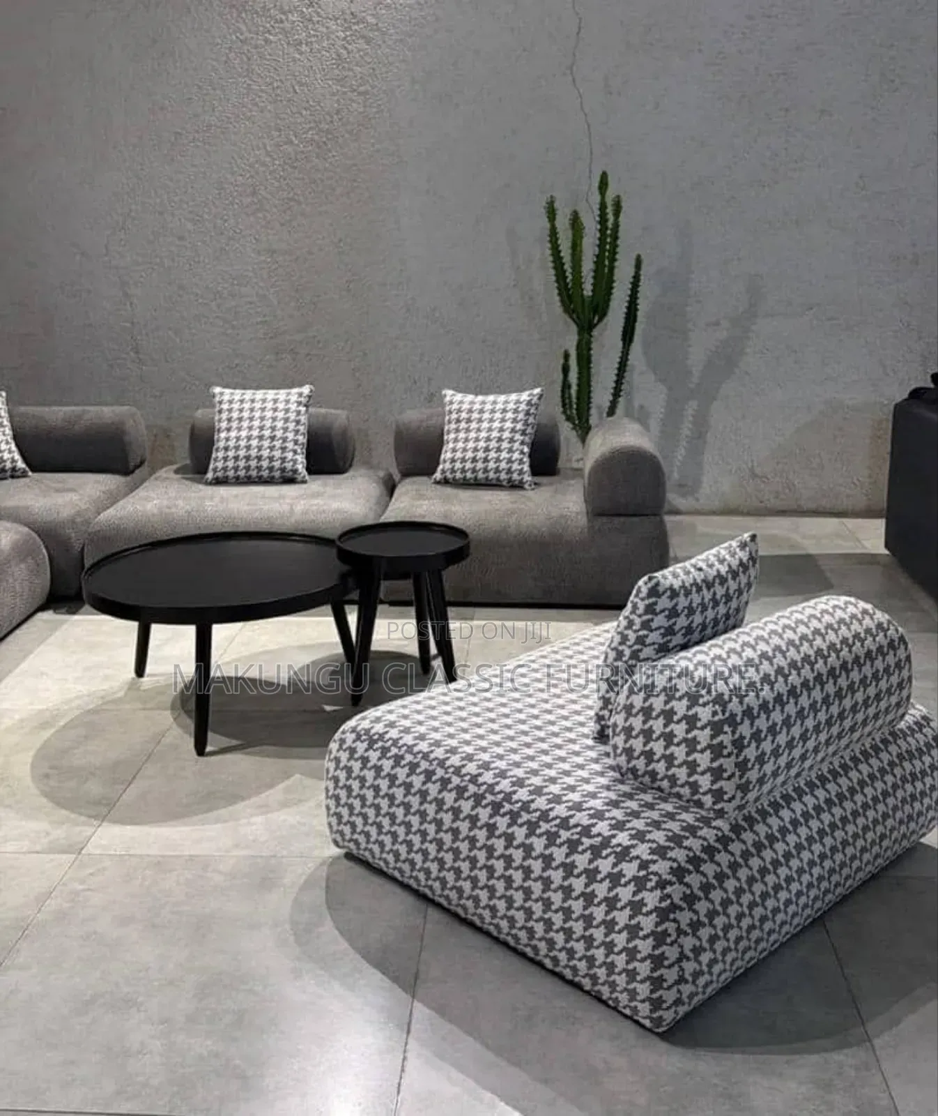 L Shaped Sofa La Watu Watano Na Moja Ya Kujitegemea