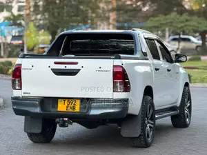 Toyota Hilux 2019 White