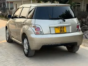 Toyota IST 2004 Gold