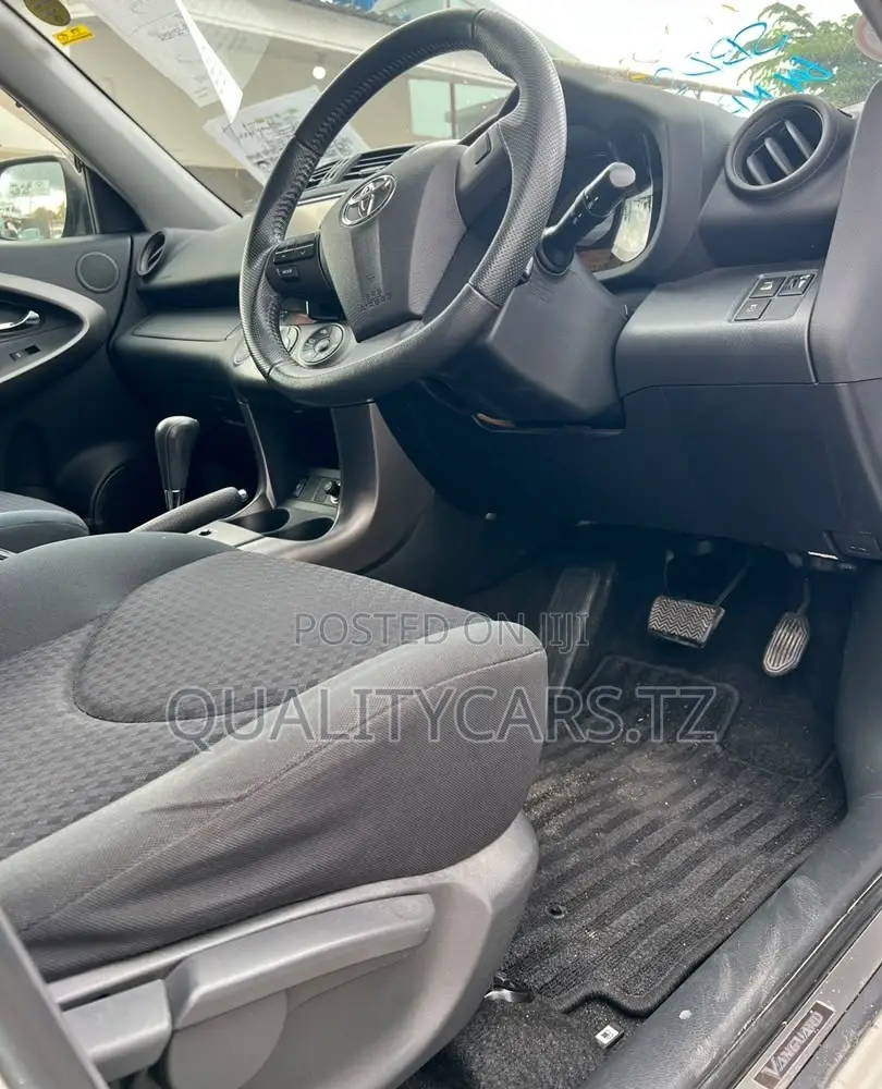 Toyota Vanguard 2011 White