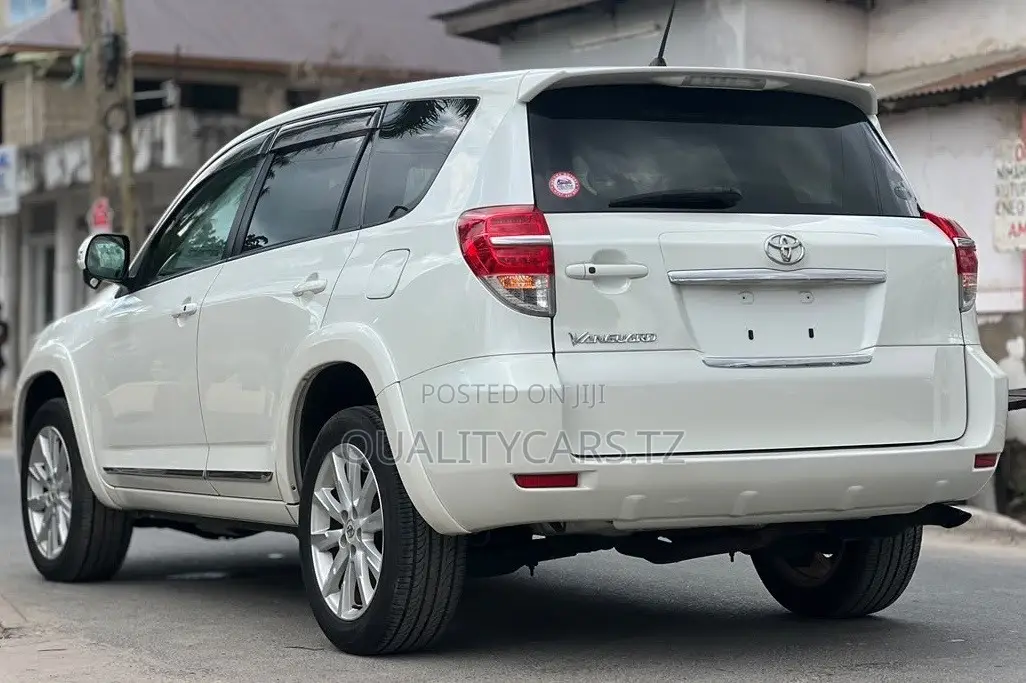 Toyota Vanguard 2011 White