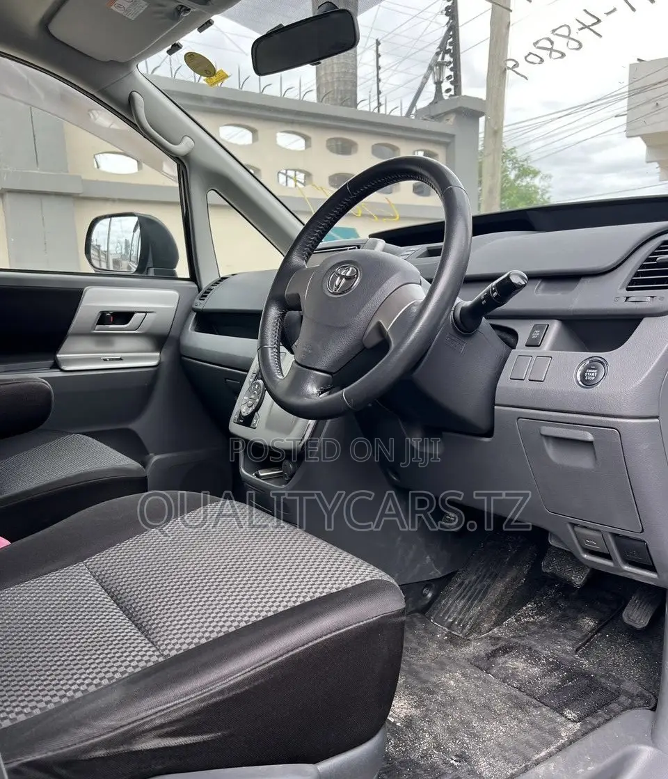 Toyota Noah 2.0 143hp AWD (7 Seater) 2008 Black