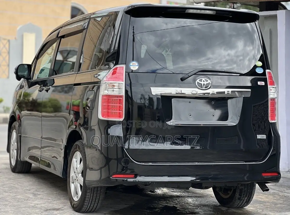 Toyota Noah 2.0 143hp AWD (7 Seater) 2008 Black