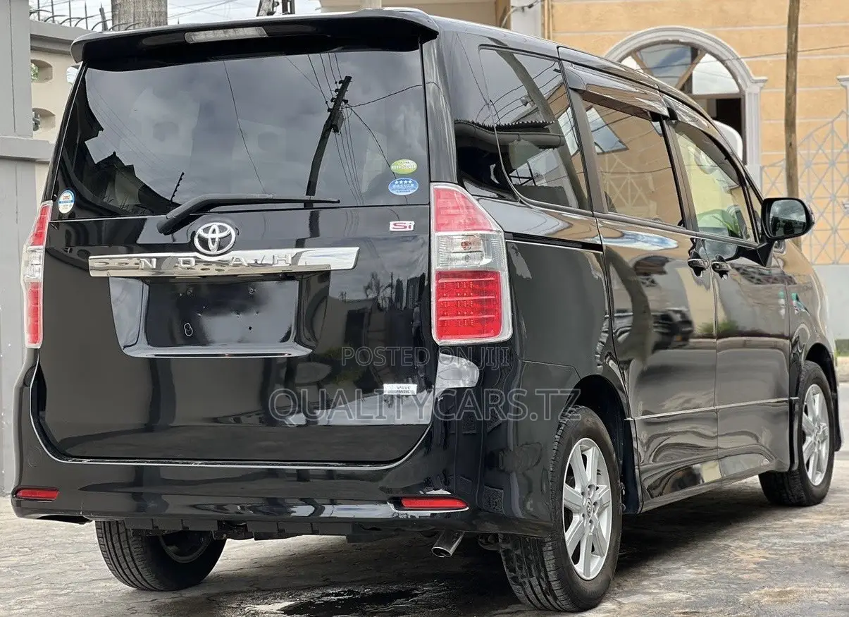 Toyota Noah 2.0 143hp AWD (7 Seater) 2008 Black