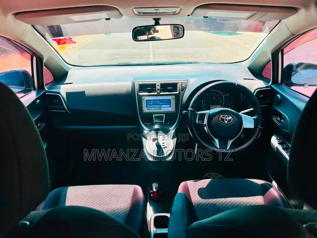 Toyota Ractis 2009 Silver