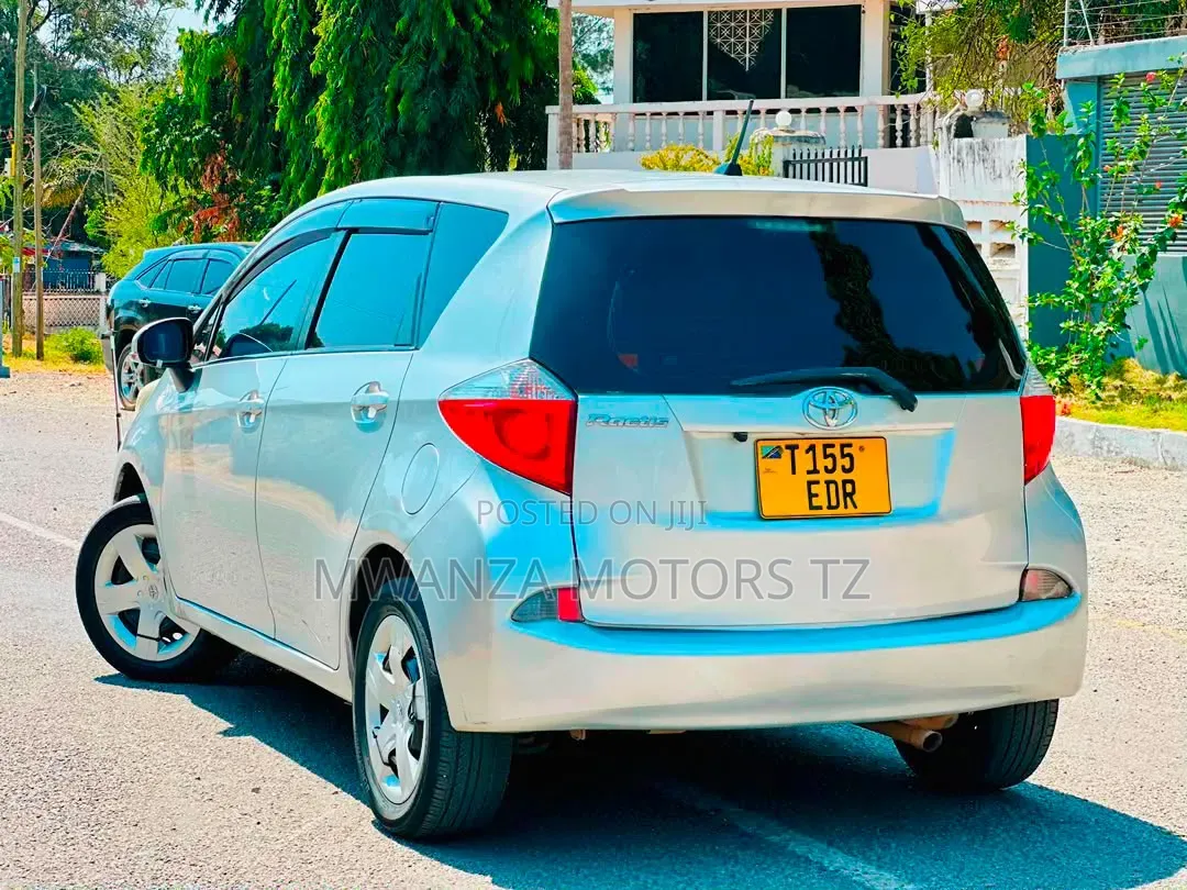 Toyota Ractis 2009 Silver