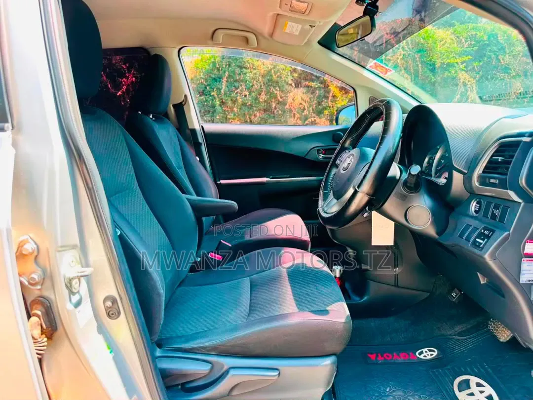 Toyota Ractis 2009 Silver