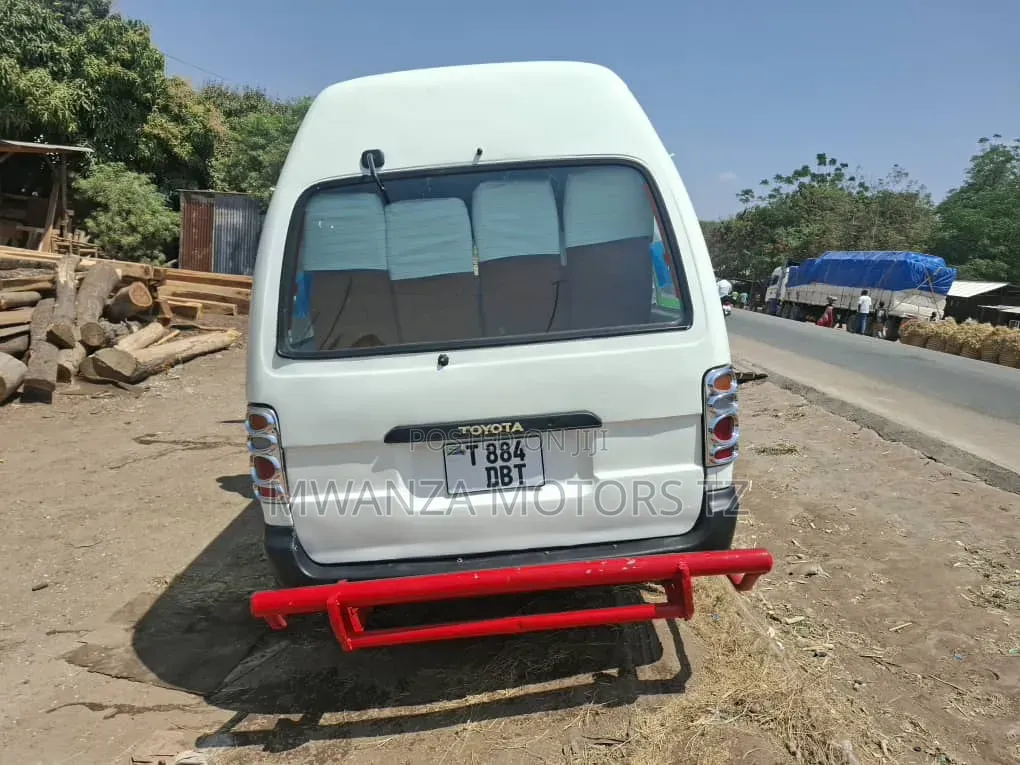 Toyota HiAce 2000 White