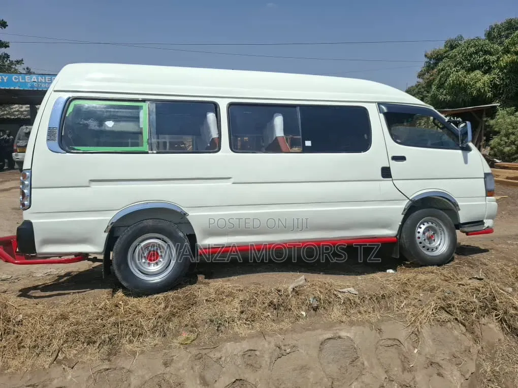 Toyota HiAce 2000 White
