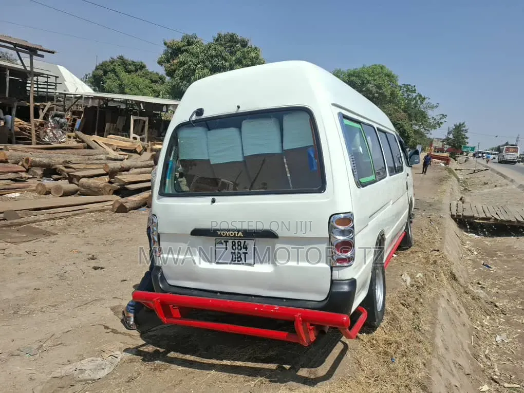 Toyota HiAce 2000 White