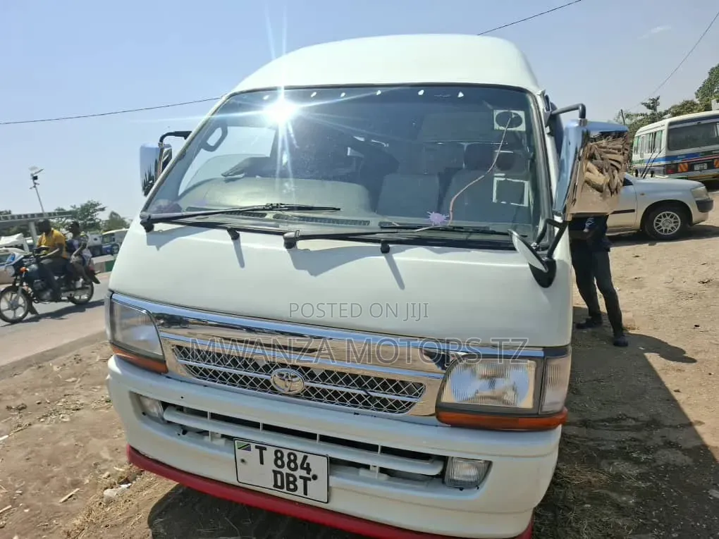 Toyota HiAce 2000 White