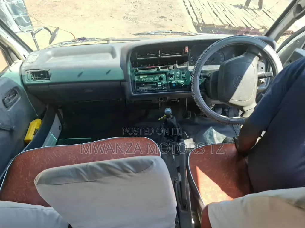 Toyota HiAce 2000 White
