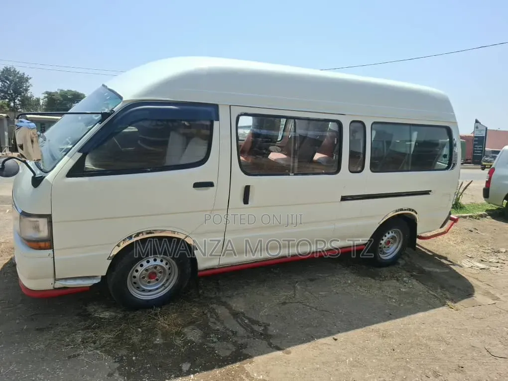 Toyota HiAce 2000 White