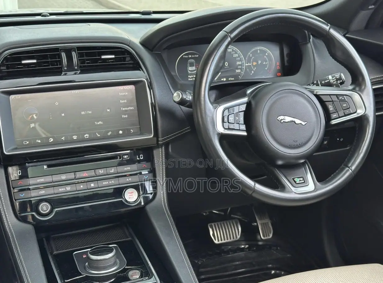 Jaguar F-Pace 2017 Silver