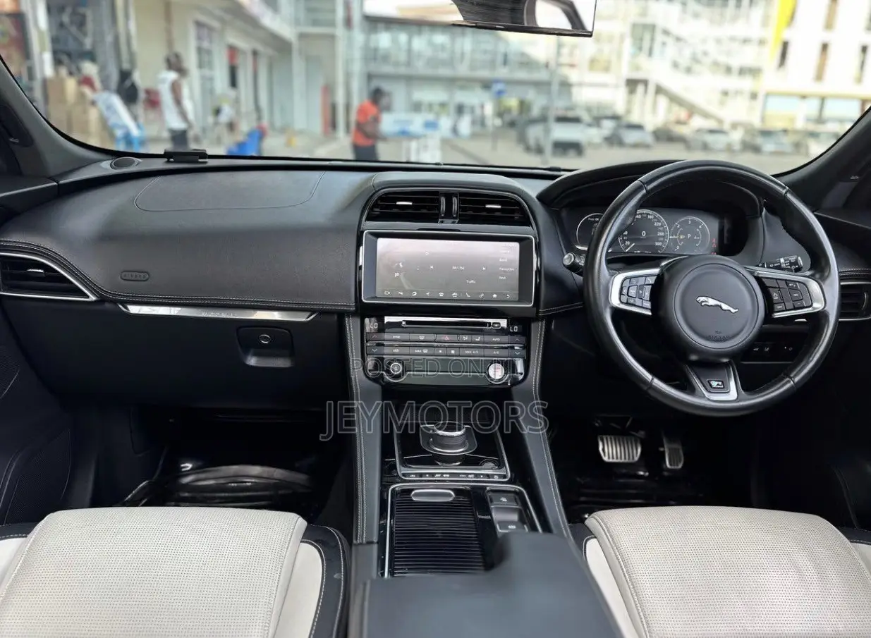 Jaguar F-Pace 2017 Silver