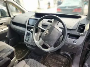 Toyota Noah 2.0 143hp FWD (7 Seater) 2008 Gray