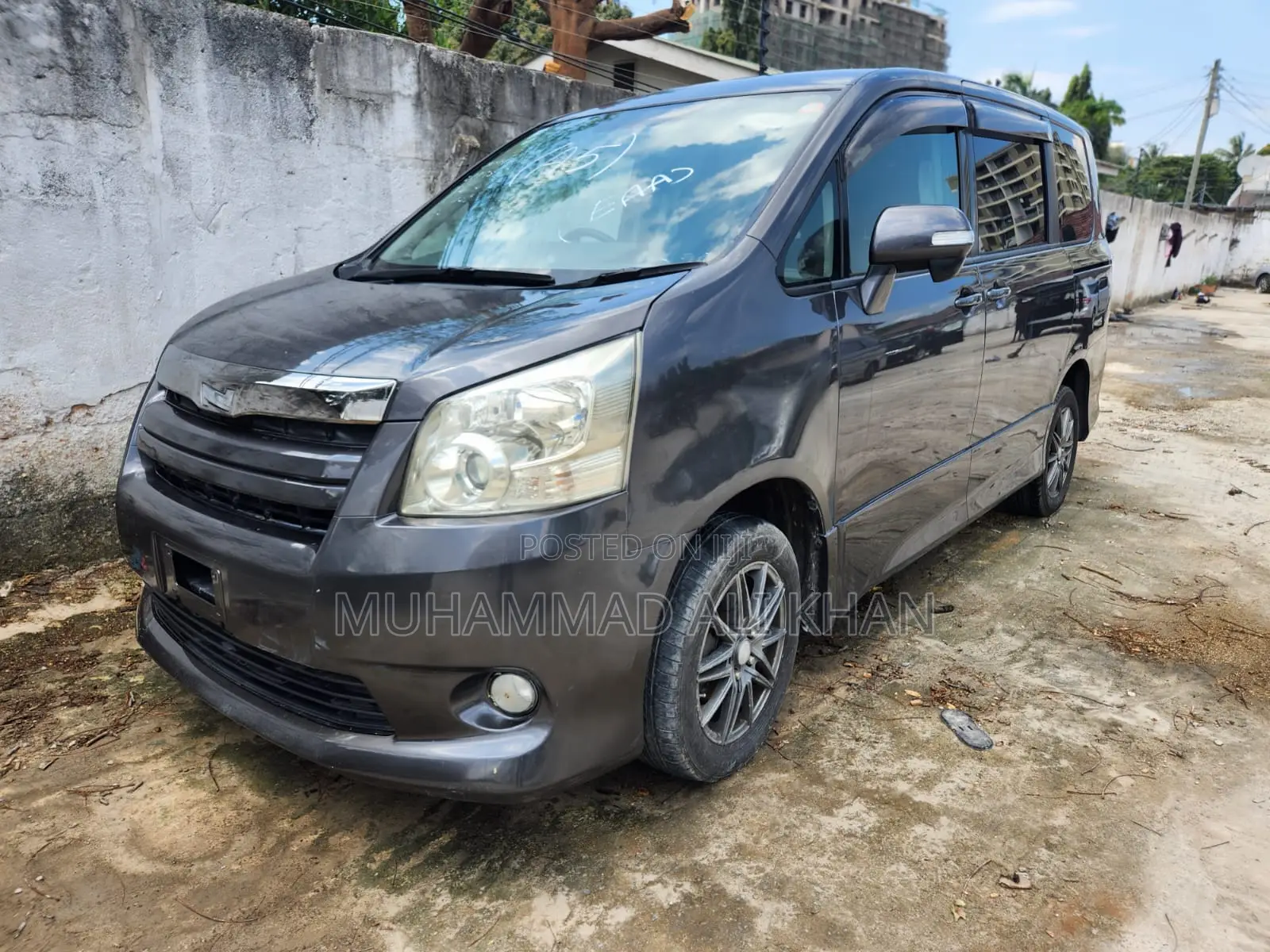 Toyota Noah 2.0 143hp FWD (7 Seater) 2008 Gray