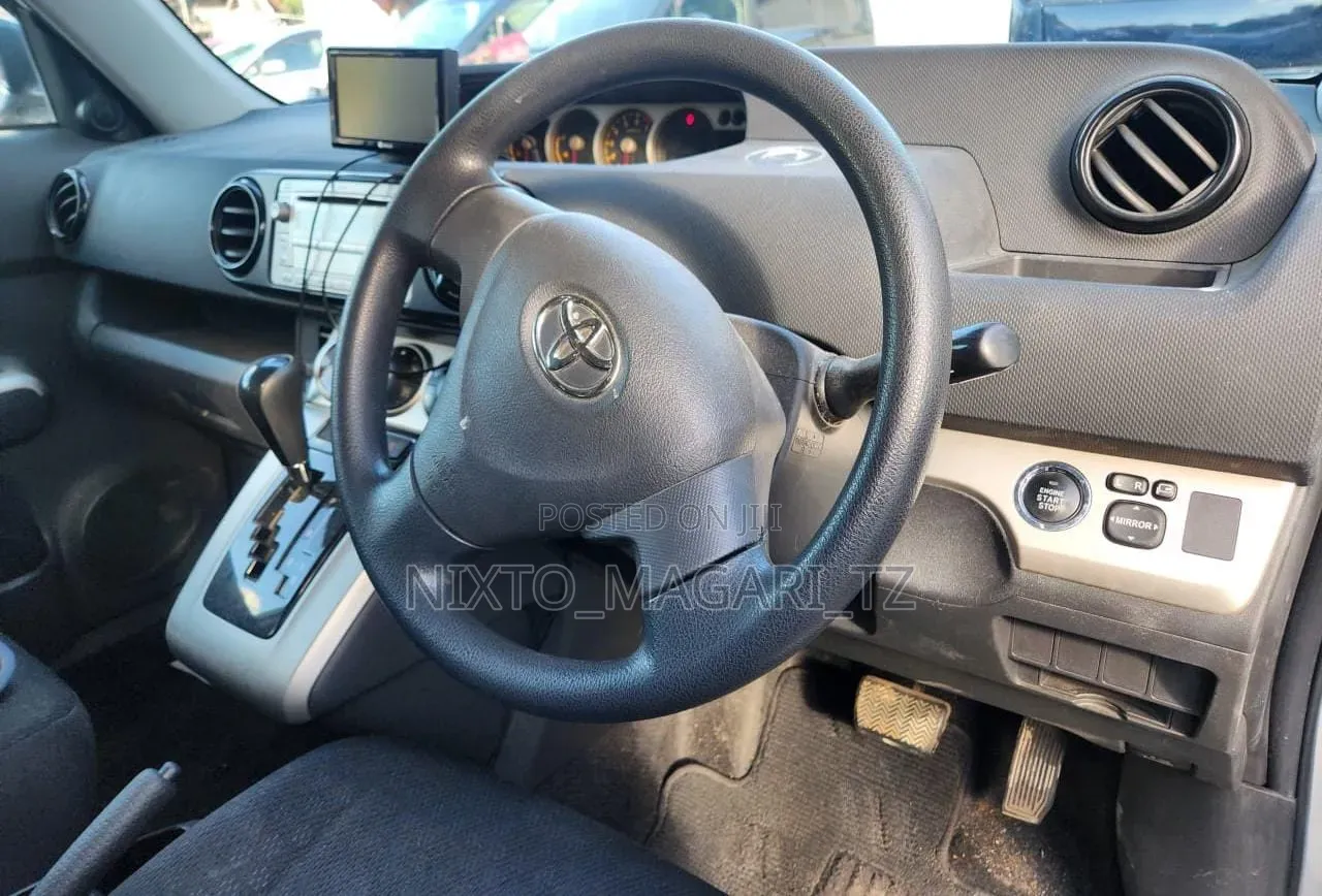 Toyota Corolla Rumion 2008 White