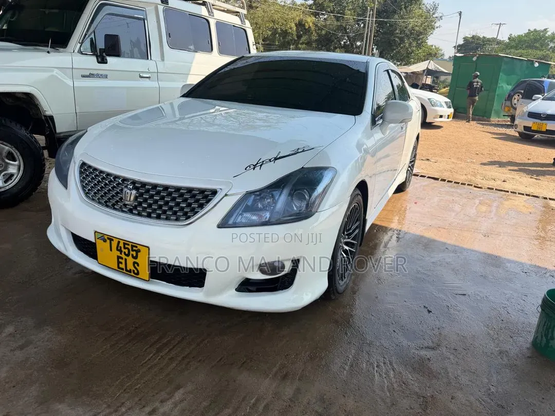 Toyota Crown 2010 White